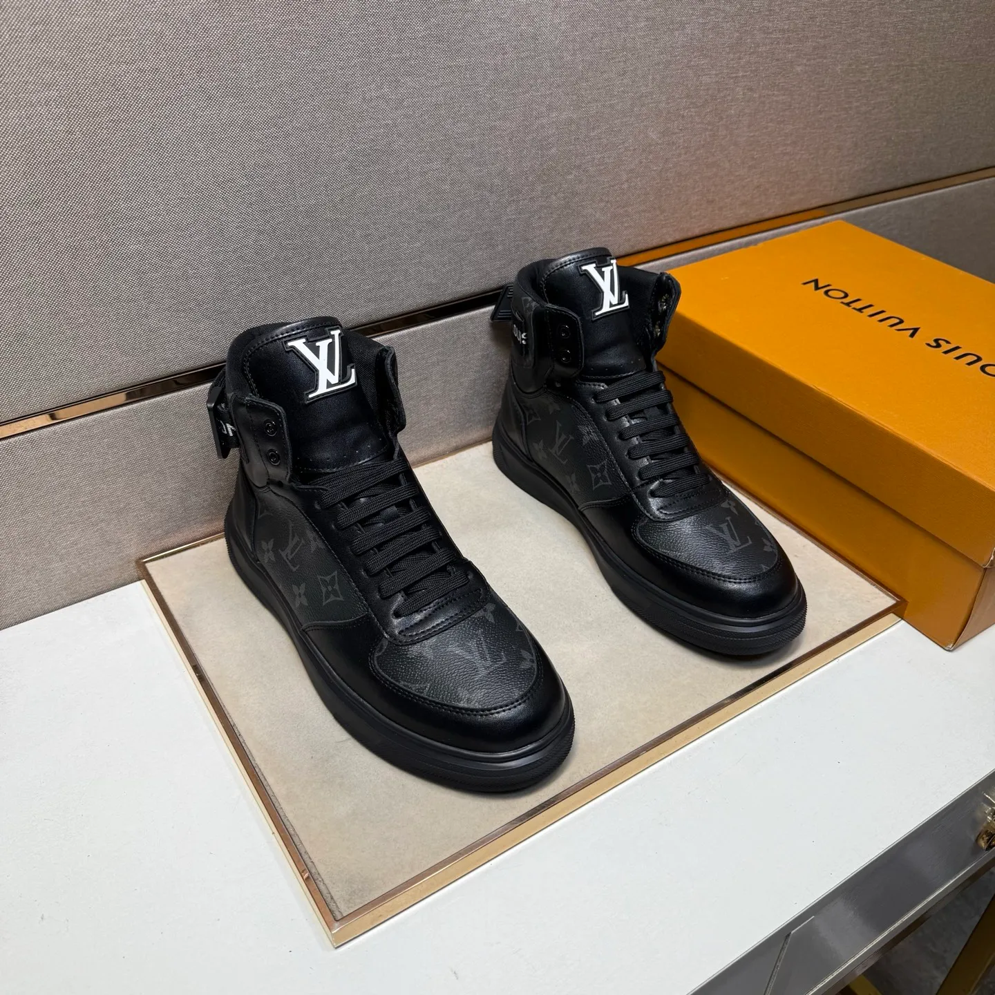 ⬛️Men's shoes 💰p420 [LV～] Men's high-top casual shoes 2025z cabinet sales simultaneously 🔶Size: 38-44 #️⃣ 🔷2 colors🔜The upper is made of multi-material splicing➕Mesh lining, comfortable and breathable, sole: original comfortable and wear-resistant outsole, ⚠️real thing📱photographed🎬real thing is better📢📢📢
